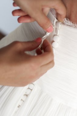 nedime elbise gelin yardımcı oluyor