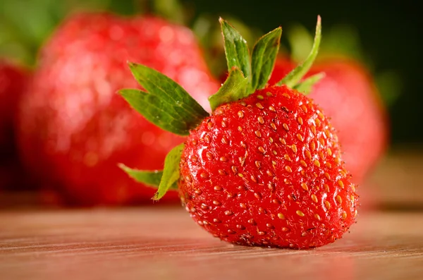 나무 테이블에 맛 있는 딸기의 사진 — 스톡 사진