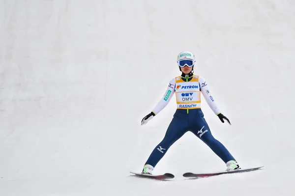 Un sauteur à ski inconnu concourt — Photo