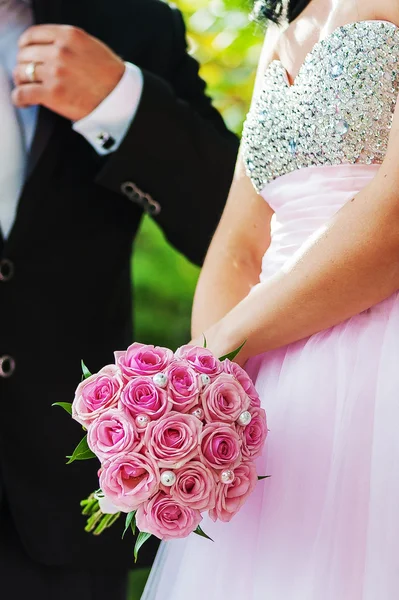 El ramo de boda de las rosas rosadas en las manos de la novia —  Fotos de Stock