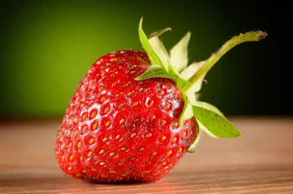 Foto de deliciosas fresas en la mesa de madera —  Fotos de Stock