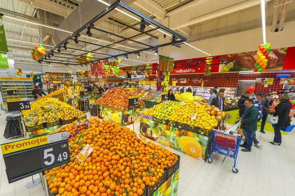 Bilder på stormarknaden carrefour — Stockfoto