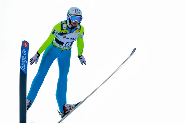 Un sauteur à ski inconnu concourt — Photo