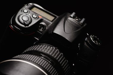 profesyonel dijital fotoğraf makinesi siyah arkaplan karşısında