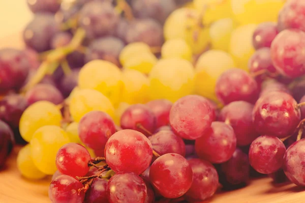 Red grapes on table — Stock Photo, Image