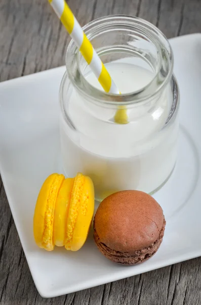 Barevné makaróny a mléka v lahvi s pruhovanou brčka — Stock fotografie