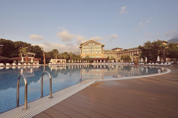 Lüks otel Akdeniz deniz Sahili üzerinde — Stok fotoğraf