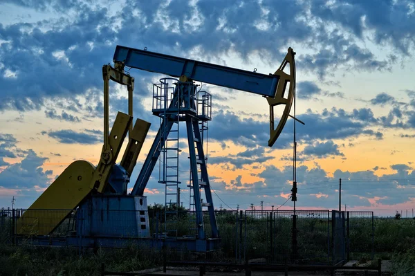 Bomba de aceite. Equipos de la industria petrolera. — Foto de Stock