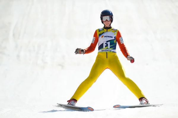 Un sauteur à ski inconnu concourt — Photo