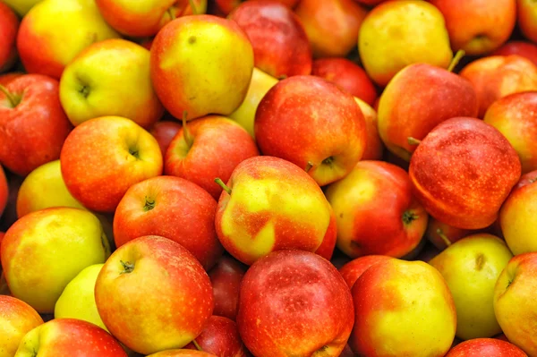 Marketteki lezzetli elma yığını.