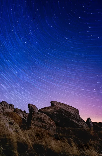 El movimiento de las estrellas en el cielo nocturno en verano — Foto de Stock