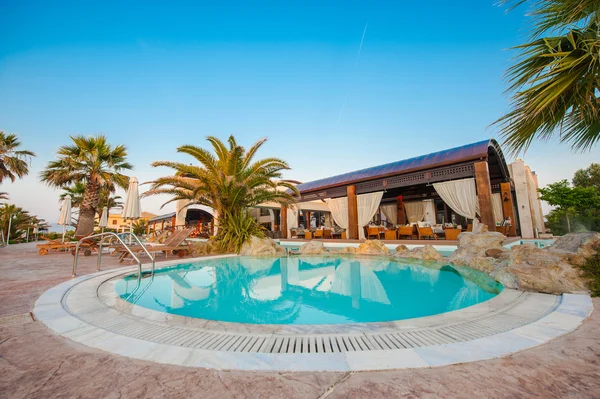 Piscina di hotel di lusso — Foto Stock