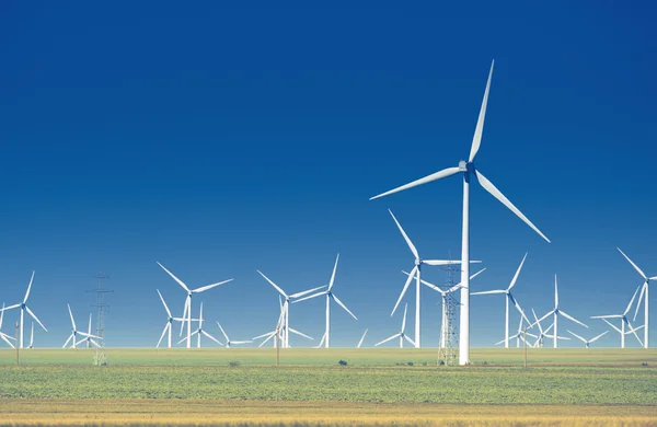 Prato verde con turbine eoliche che generano elettricità — Foto Stock