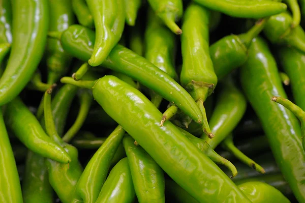 Groene paprika's als achtergrondkleur — Stockfoto