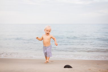 Sahilde erkek bebek