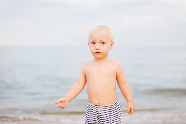 Sahilde erkek bebek