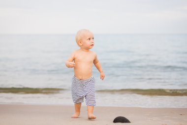 Sahilde erkek bebek