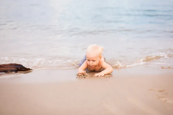 Babyjongen op een strand — Stockfoto