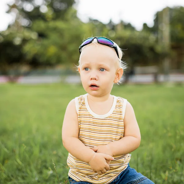 Petit garçon sur l'herbe verte — Photo