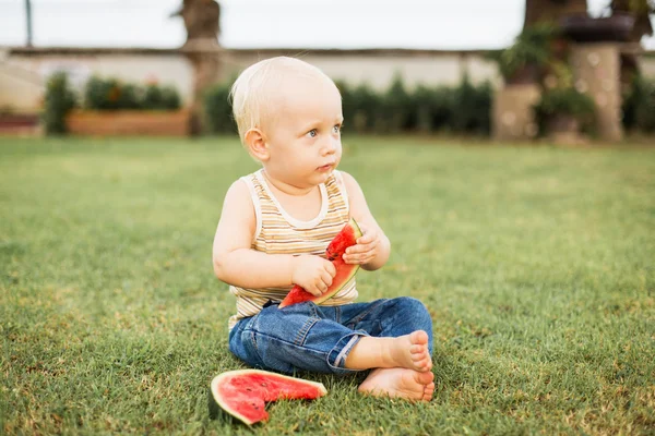 Pojke som äter vattenmelon — Stockfoto