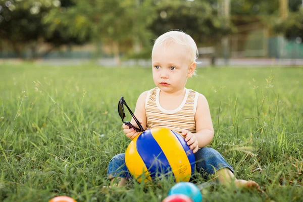 Bebek çocuk toplarla oynuyor — Stok fotoğraf