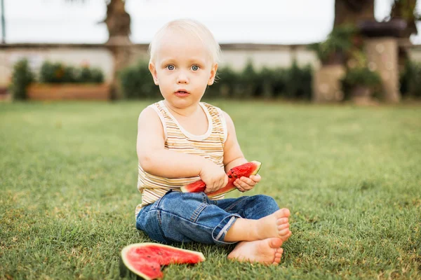Bébé garçon manger pastèque — Photo