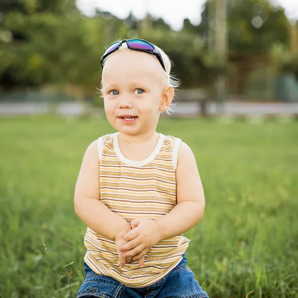 Bambino sull'erba verde — Foto Stock