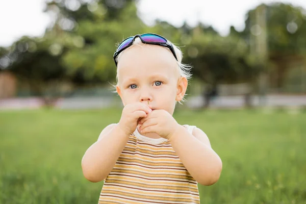 Bambino sull'erba verde — Foto Stock