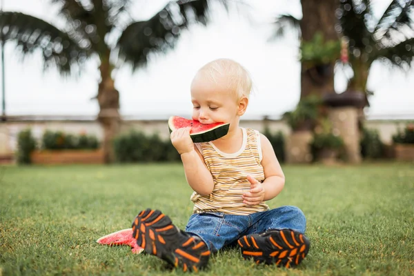 Chłopiec dziecko jedzenie arbuza — Zdjęcie stockowe