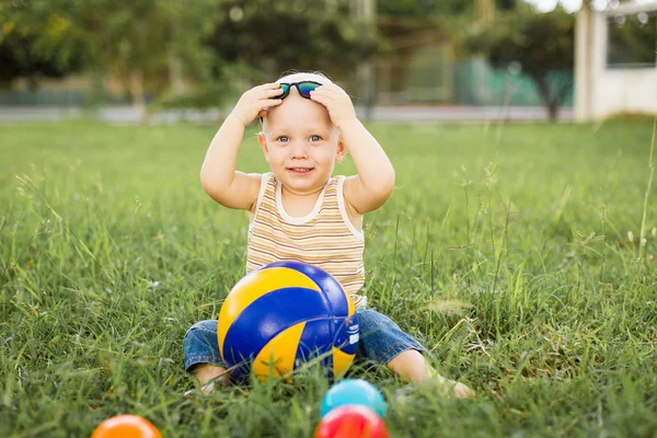 Junge spielt mit Bällen — Stockfoto