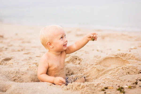 Petit garçon sur une plage — Photo