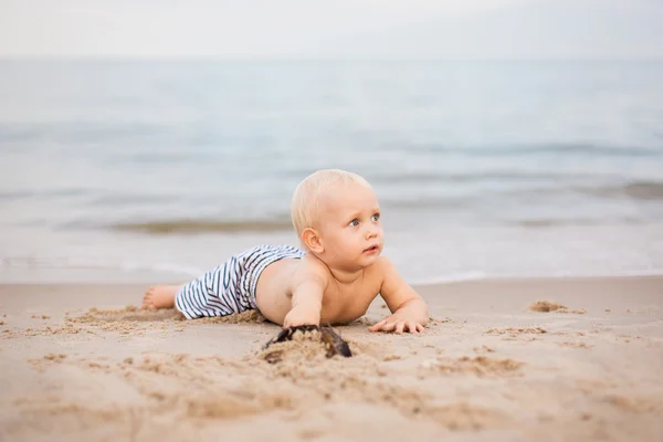 Petit garçon sur une plage — Photo