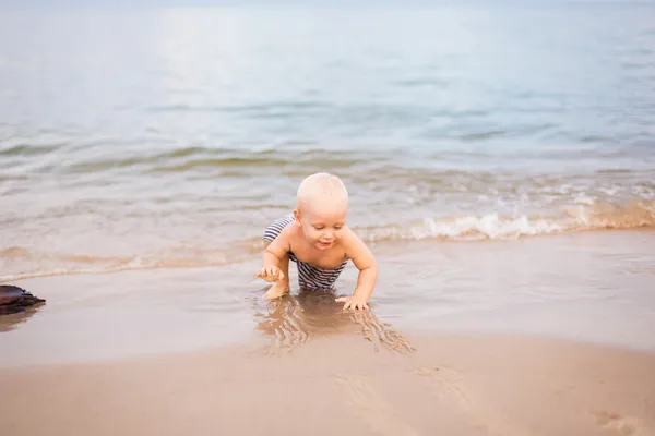 Petit garçon sur une plage — Photo