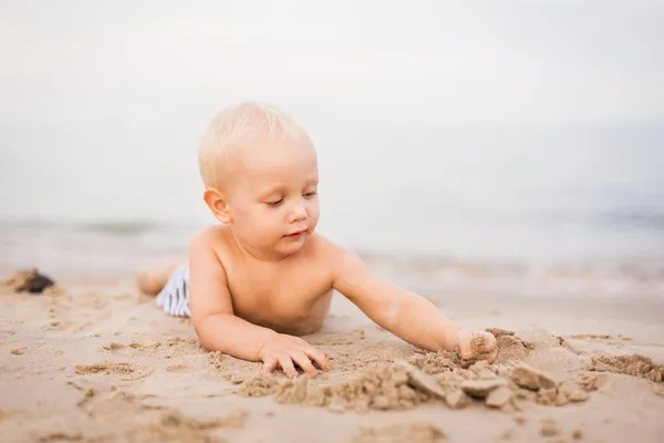 Sahilde erkek bebek — Stok fotoğraf