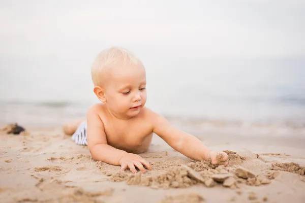 Niño en una playa — Foto de Stock