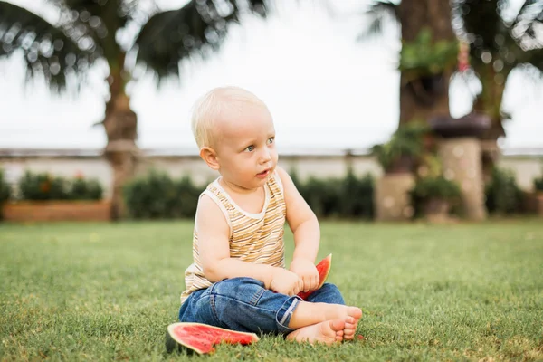 Lille gutt spiser vannmelon – stockfoto