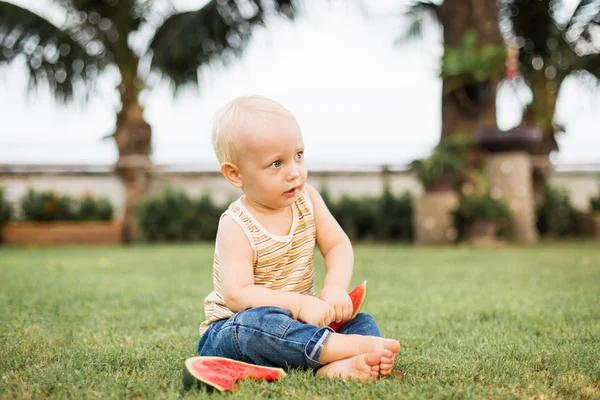 Menino comendo melancia — Fotografia de Stock