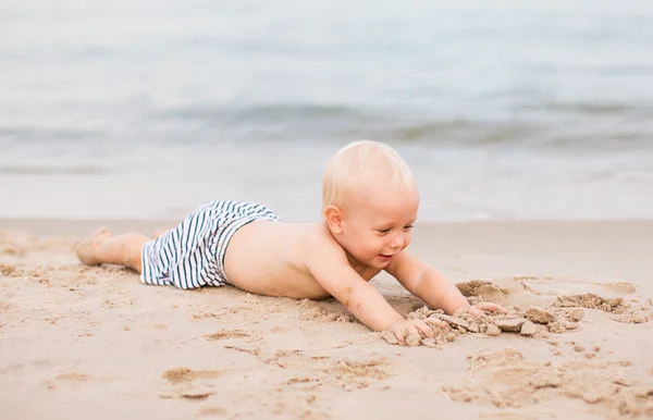 Babyjongen op een strand — Stockfoto