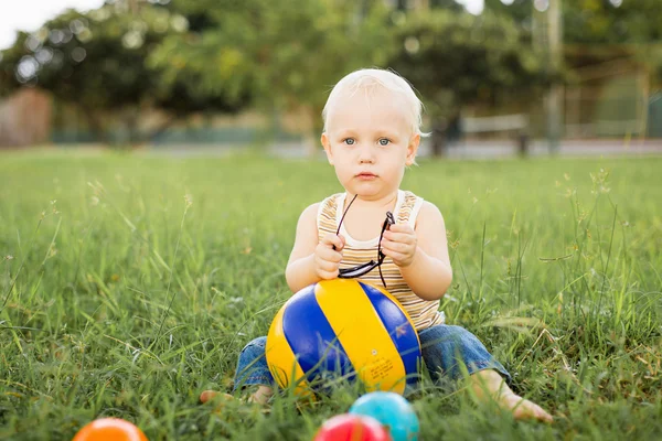 Menino brincando com bolas — Fotografia de Stock