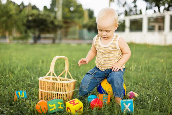 Ragazzo che gioca su un prato verde — Foto Stock