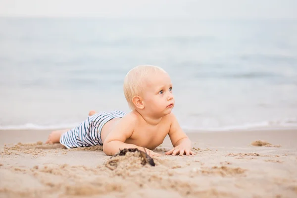 Niño en una playa —  Fotos de Stock