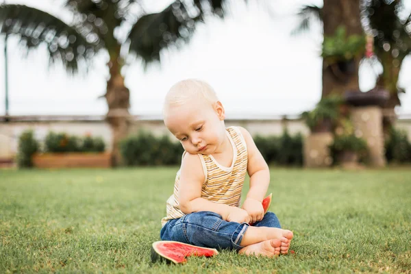 Karpuz yeme erkek bebek — Stok fotoğraf