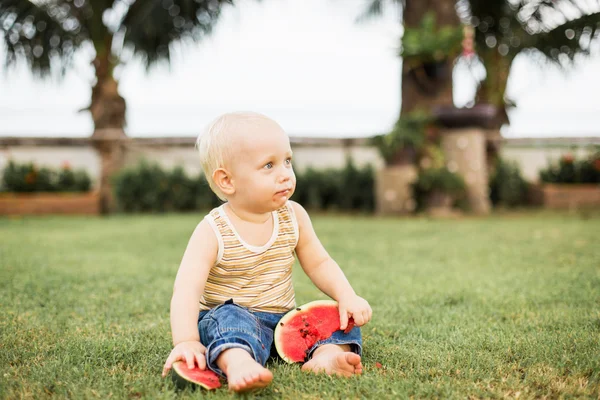 Babyjongen eten watermeloen — Stockfoto