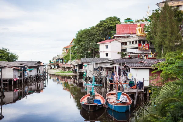 Thai houses on stilts on the banks of the canal — Stock Photo, Image