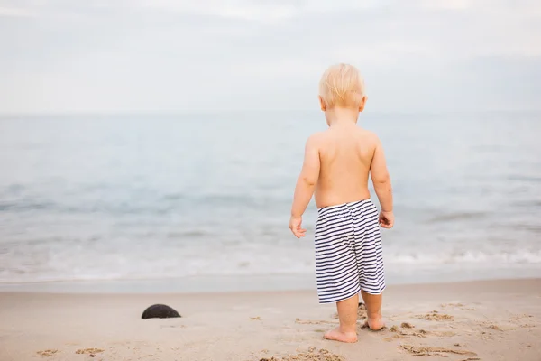 Babyjongen op een strand — Stockfoto