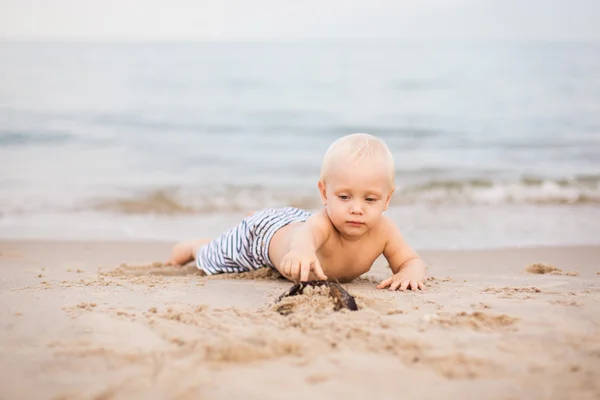 Sahilde erkek bebek — Stok fotoğraf