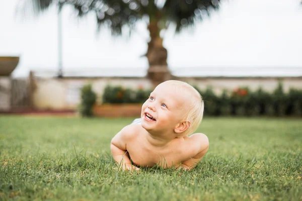 Yeşil çim üzerinde erkek bebek — Stok fotoğraf