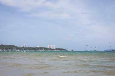 güneşli bir sahil resort