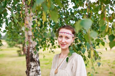 bir çayır üzerinde oturan kadın