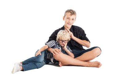 oturma ve zeminde oynayan iki erkek